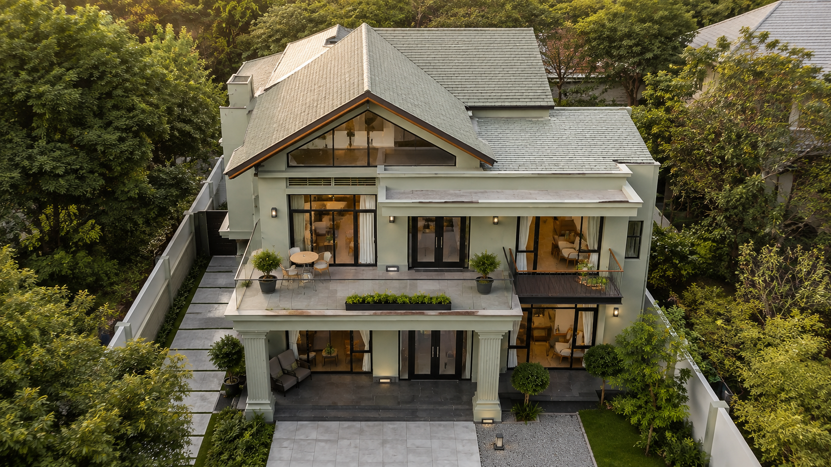 Phòng khách với trần vòm cao và sofa vải be
